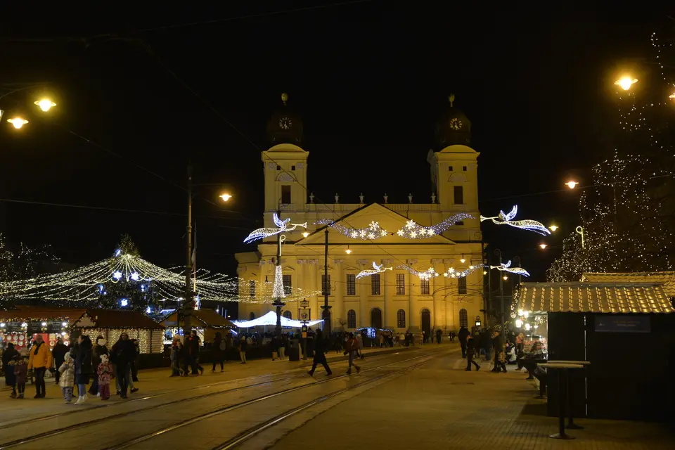 Debrecen Büyük Reform Kilisesi ve akşam meydanı